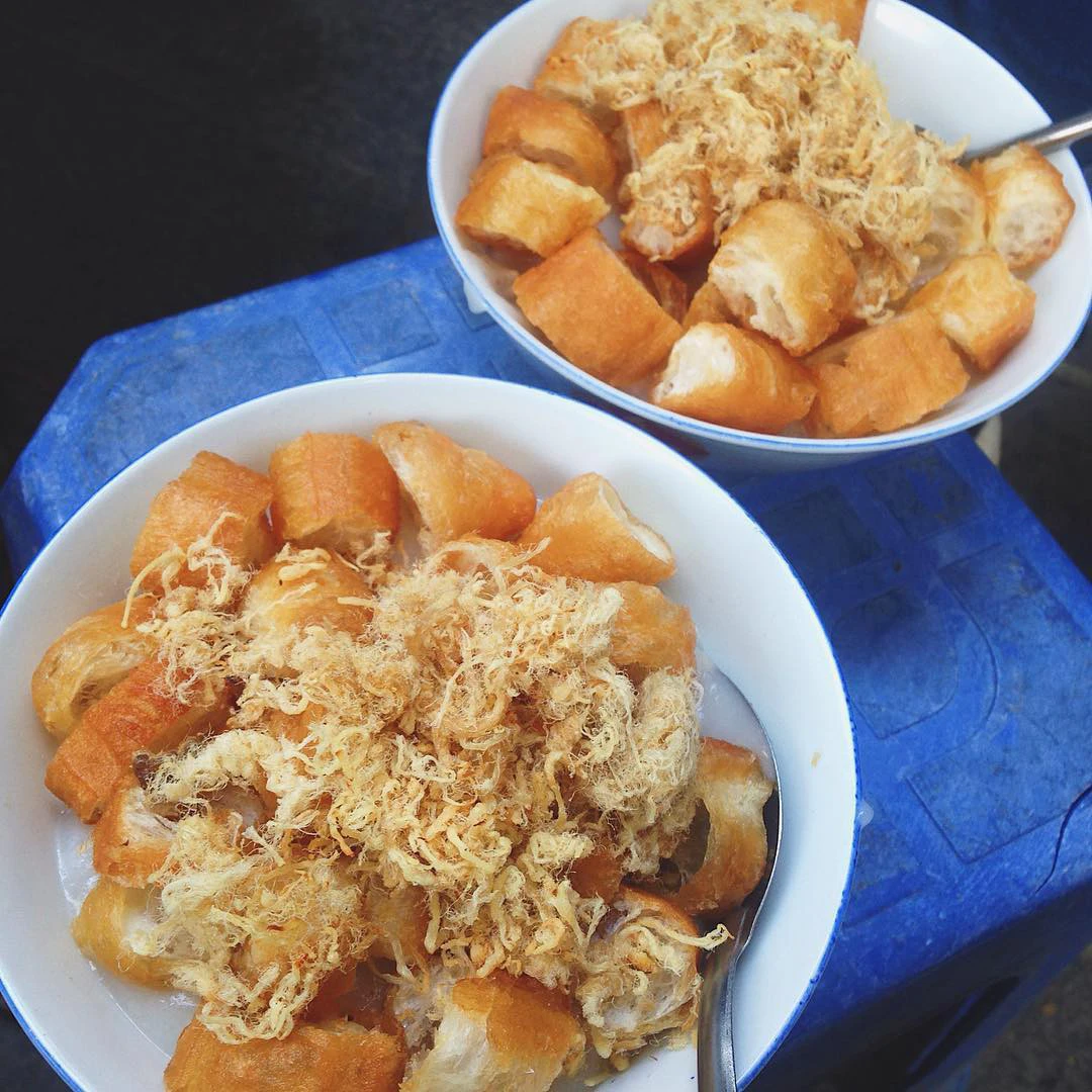 “Quay ruoc” gruel in Hanoi Old Quarter