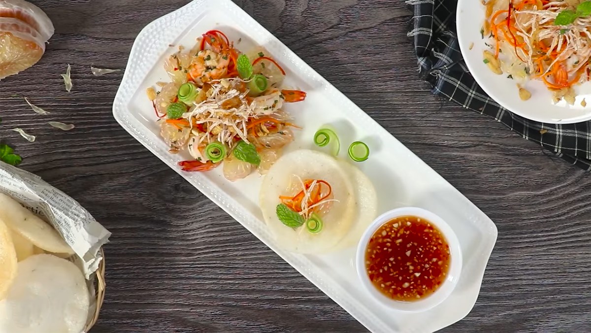 Goi Buoi Tom ( Pomelo salad with shrimp)